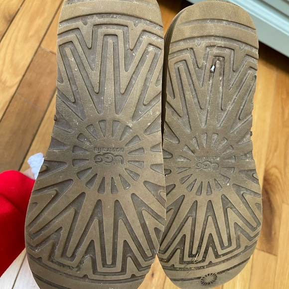 UGG Classic tall boot - size 8 - Picture 5 of 7